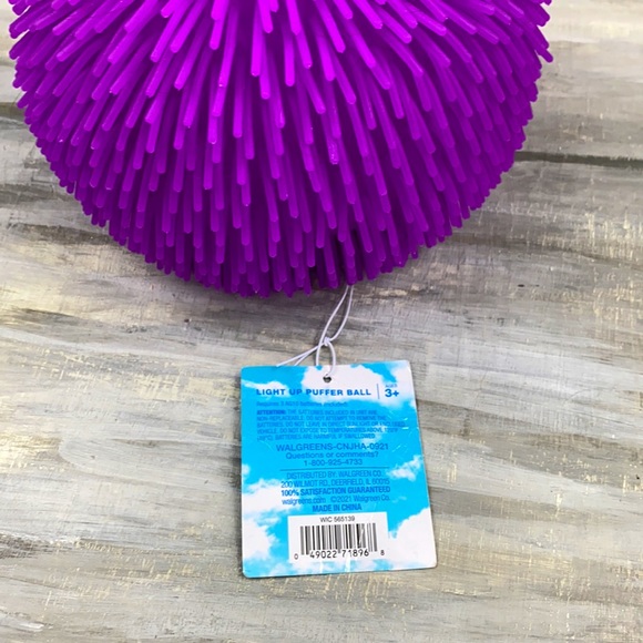 NWT Purple Light Up Puffer Ball Toy Glow-In-The-Dark Squishy Bouncy Ball Ages 3+ - Picture 8 of 9